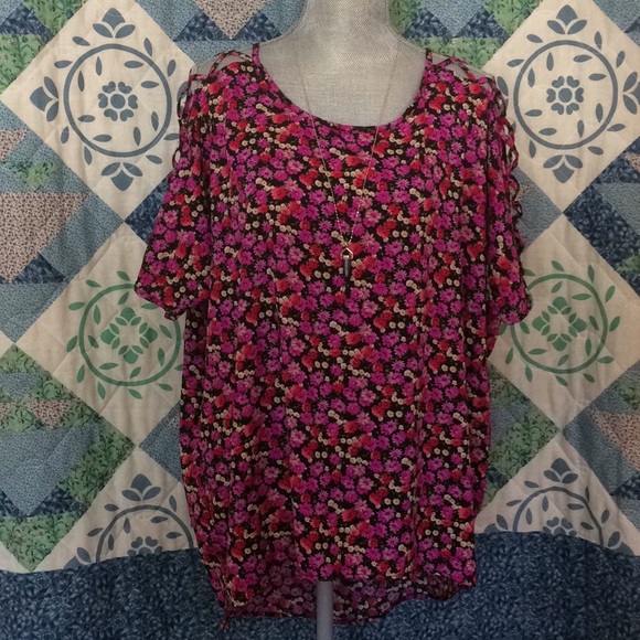 Flowery top - Picture 1 of 5